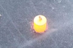 Đặt khối sắt nung đỏ lên mặt hồ đóng băng, điều xảy ra thật thú vị (+Video)