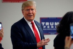 Dù bị cảnh báo về tính bảo mật, Donald Trump vẫn dùng chiếc smartphone Android cũ để tweet hàng ngày
