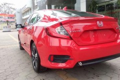 Honda Civic Turbo đỏ rực xuất hiện ở đại lý tại Việt Nam