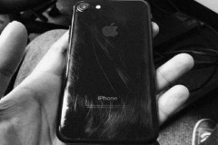 iPhone 7 Jet Black trầy xước 'thảm hại' sau vài tháng sử dụng