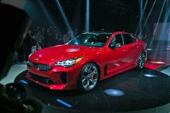 Kia ra mắt sedan thể thao Stinger GT cạnh tranh BMW
