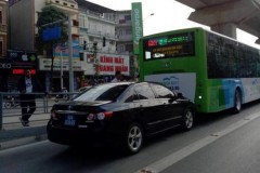 Ngày thứ 7 buýt nhanh: xe BRT bị ôtô biển xanh húc đuôi