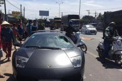 Siêu xe Lamborghini gặp tai nạn ở Đồng Nai: người đi bộ sang đường sai
