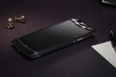 Smartphone Vertu siêu sang từ kính sapphire, đá ruby ra mắt