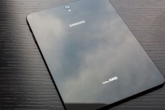 Galaxy Tab S3: Chiếc máy tính bảng hiếm hoi sử dụng mặt lưng bằng kính