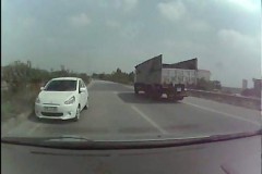 Mitsubishi Mirage chạy ngược chiều trên Quốc lộ khiến tài xế thót tim