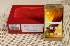 Đập hộp Galaxy A3 2017 & Loa Samsung Slim thiết kế trẻ trung, kháng nước tối ưu