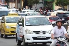 Dịch vụ taxi: Nóng trên từng cây số