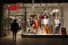 H&M, Zara vào Việt Nam: Hàng thời trang xách tay liệu còn “hot”?