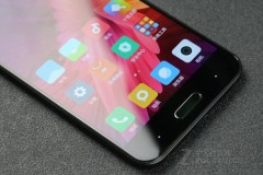 Cận cảnh Xiaomi Mi 5c phiên bản màu Đen và Vàng đồng