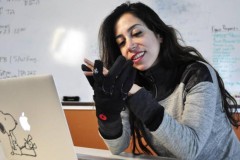 Đã phát minh ra găng tay giúp các cặp đôi yêu xa có thể cảm nhận được nhau