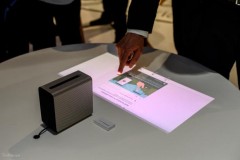 Cận cảnh máy chiếu di động Xperia Touch chạy hệ điều hành Android
