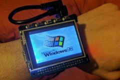 Smartwatch được "chế tác" từ chiếc máy tính Raspberry Pi chạy Windows 98 trông ra sao?