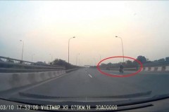 Xe máy lũ lượt ngược chiều trên cao tốc Láng - Hòa Lạc tránh 'chốt'