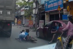 Xe Mazda mở cửa làm 2 em nhỏ suýt rơi vào gầm xe tải ở Bắc Ninh