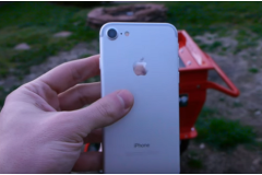 Tra tấn iPhone 7 bằng máy cưa gỗ: Khó lòng sống sót