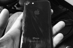 iPhone 7 Jet Black gây thất vọng khi có thể "tự trầy xước" khi dùng ốp lưng