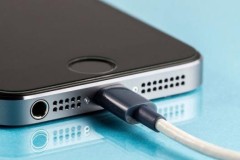 Người dùng iPhone lại bị điện giật