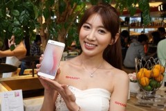 Sharp Z3 ra mắt với màn hình 2K, camera trước sau 13/16 MP