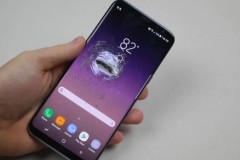 Tra tấn Samsung Galaxy S8+ bằng dao nhọn và búa: Sức mạnh của Gorilla Glass 5 là đây