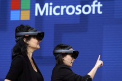 Microsoft tuyên chiến với Facebook bằng kính thực tế ảo?