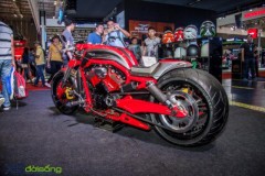 Ngắm Harley-Davidson V-Rod độ bánh béo bên dàn người đẹp tại Sài Gòn