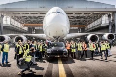 Porsche Cayenne kéo máy bay Airbus A380 lập kỷ lục Guinness