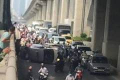 Xe "đi nghiêng" dưới hầm chui Khuất Duy Tiến