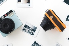 Trên tay máy ảnh chụp xong in ngay Leica Sofort