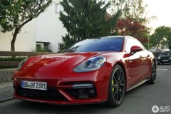 Porsche Panamera 2017 vẫn thu hút được  sự nổi bật với sắc đỏ rực rỡ