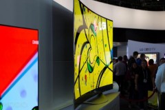 Sharp sẽ bắt đầu sản xuất tấm nền OLED cho smartphone từ năm 2018