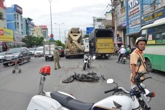 Băng qua đường, người đàn ông đi xe máy bị xe bồn cán nát đôi chân