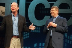 CEO Amazon Jeff Bezos "đánh bại" Bill Gates để trở thành người giàu nhất thế giới