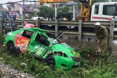 Hà Nội: Taxi kẹt ở đường ray, bị tàu hỏa đâm bẹp