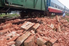 Hà Nội: Xe tải chở gạch cố lao qua đường tàu, tài xế tử vong