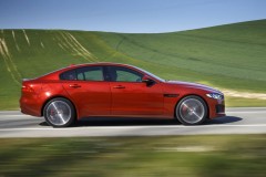 Jaguar XE thế hệ mới vẫn được trang bị dẫn động cầu sau, có khoảng cách với XF