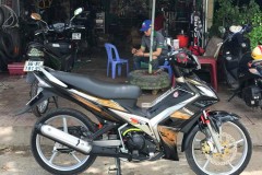 Khối vũ khí sắc bén nằm gọn gàng trên thân hình Exciter 135cc kiêu xa