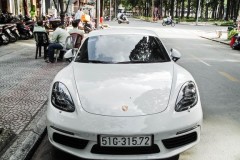 Ngắm Porsche 718 Cayman "mỹ miều" giữa lòng Sài Gòn