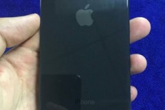 Rò rỉ hình ảnh mặt sau bằng kính bóng bẩy của iPhone 8
