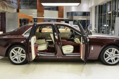 Rolls-Royce Ghost "thay áo mới" Madeira Red, đổi "cá tính"