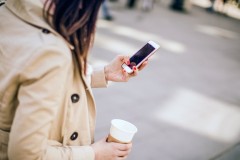 Smartphone đã thay đổi cách đi đứng của con người như thế nào?