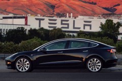 Tesla Model 3 thương mại đầu tiên đã lăn bánh khỏi dây chuyền sản xuất