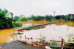 Hà Nội: Mưa lớn làm ngập cầu tạm, dân gặp khó khi đi lại