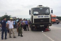 Hai mẹ con bị cuốn vào gầm xe container tử vong