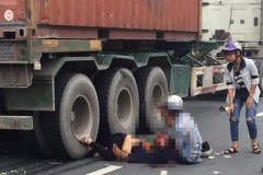 Một phụ nữ mang thai bị xe đầu kéo cán tử vong