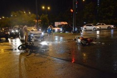 Ô tô 4 chỗ tông 2 xe máy dừng đèn đỏ, 1 người nhập viện