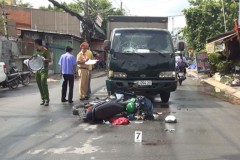 Tông trực diện đầu xe tải, người đàn ông đi xe máy nguy kịch