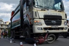 Va chạm với xe rác, 3 người đi xe máy nhập viện