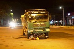 Va chạm với xe tải, 2 người đi xe máy bị thương nặng