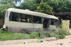 Va chạm xe khách và xe tải 24 người bị thương